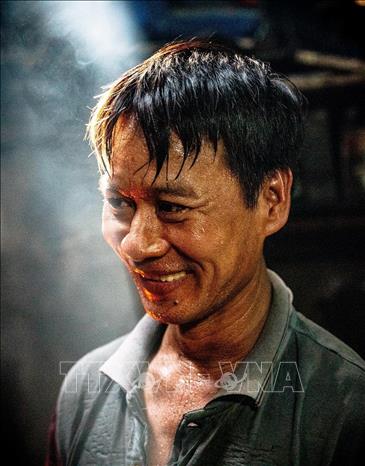 Nguyen Van Tuan, who has worked in the trade for more than three decades, loves perfecting the steaming techniques. VNA Photo: Khánh Hoà