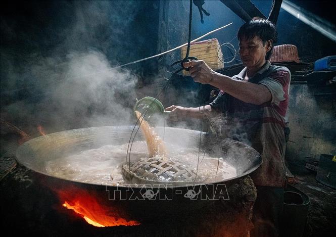 Workers use their instinct to steam fishes and squids, without any timer or thermometer. VNA Photo: Khánh Hoà