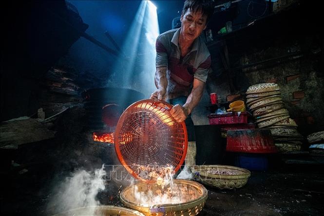 Their work is laborious, working day and night inside small, humid, steamy kitchens, with the purpose of keeping the natural taste of freshly-caught fishes and squids. VNA Photo: Khánh Hoà
