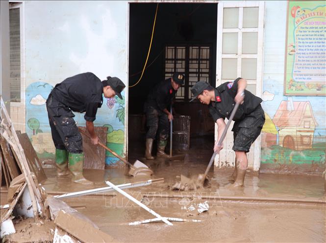 Lực lượng công an Tuyên Quang giúp dọn vệ sinh sau lũ trong trường học. Ảnh: Đức Thọ - TTXVN