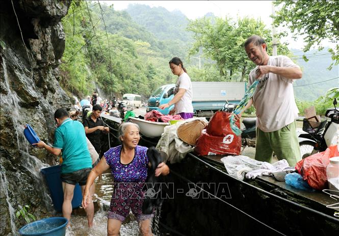Người dân phải đưa đồ đạc và quần áo lên khe núi đề giặt giũ, vệ sinh. Ảnh: Đức Thọ - TTXVN