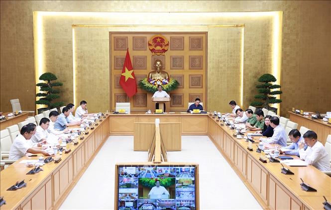 Thủ tướng Phạm Minh Chính chủ trì họp triển khai giải pháp khắc phục hậu quả bão số 10. Ảnh: Dương Giang-TTXVN

