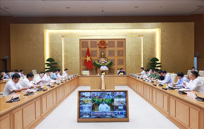 Thủ tướng Phạm Minh Chính chủ trì họp triển khai giải pháp khắc phục hậu quả bão số 10. Ảnh: Dương Giang-TTXVN
