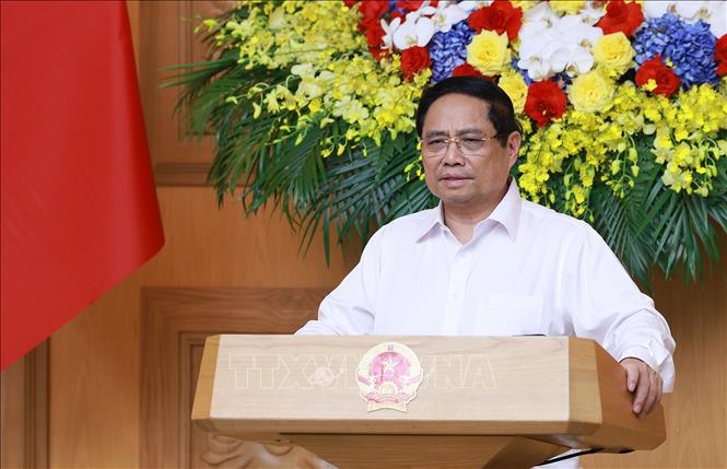 Thủ tướng Phạm Minh Chính chủ trì họp triển khai giải pháp khắc phục hậu quả bão số 10. Ảnh: Dương Giang-TTXVN
