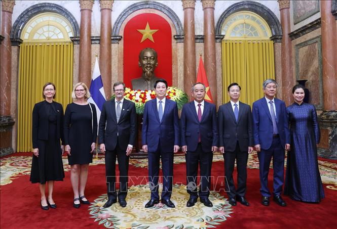 Chủ tịch nước Lương Cường với Đại sứ Cộng hoà Phần Lan tại Việt Nam Pekka Voutilainen và các đại biểu. Ảnh: Lâm Khánh – TTXVN