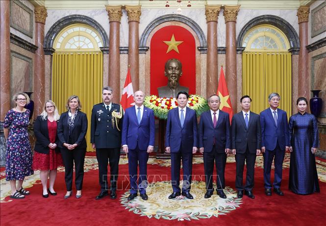 Chủ tịch nước Lương Cường với Đại sứ Canada tại Việt Nam James Nickel và các đại biểu. Ảnh: Lâm Khánh – TTXVN