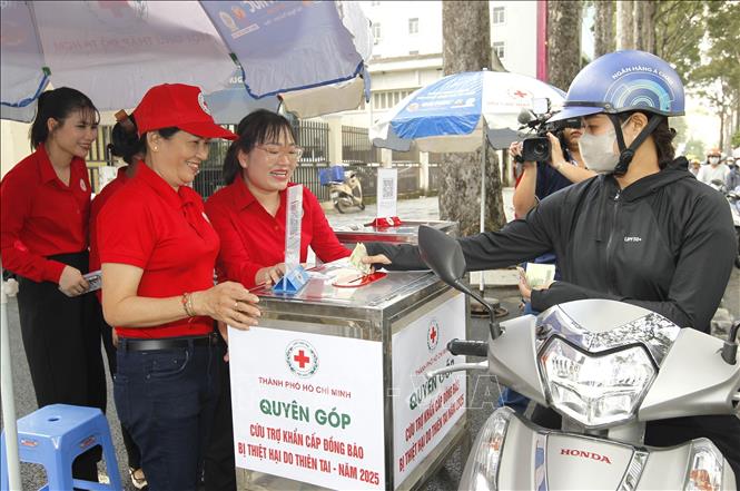 Đông đảo người dân TP. Hồ Chí Minh đóng góp ủng hộ đồng bào bị thiên tai ngay sau lễ phát động. Ảnh: Thanh Vũ-TTXVN