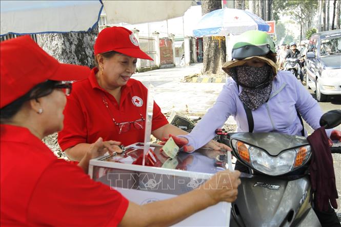 Đông đảo người dân TP. Hồ Chí Minh đóng góp ủng hộ đồng bào bị thiên tai ngay sau lễ phát động. Ảnh: Thanh Vũ-TTXVN