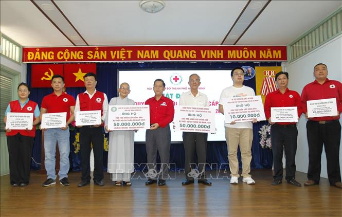 Đại diện các cơ sở Hội, nhà hảo tâm tham gia đăng ký và đóng góp hơn 1 tỷ đồng ngay sau lễ phát động. Ảnh: Thanh Vũ-TTXVN
