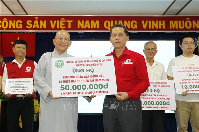 Đại diện các cơ sở Hội, nhà hảo tâm tham gia đăng ký và đóng góp hơn 1 tỷ đồng ngay sau lễ phát động. Ảnh: Thanh Vũ-TTXVN
