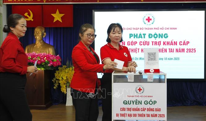 Đại diện các cơ sở Hội, nhà hảo tâm tham gia đăng ký và đóng góp hơn 1 tỷ đồng ngay sau lễ phát động. Ảnh: Thanh Vũ-TTXVN
