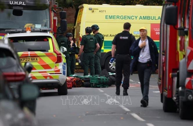 Lực lượng phản ứng nhanh làm nhiệm vụ tại hiện trường vụ tấn công ở Manchester, Anh. Ảnh: REUTERS/TTXVN