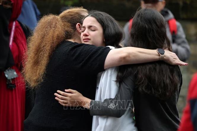 Người dân bị sốc sau vụ tấn công bằng xe và dao ở Manchester, Anh ngày 2/10/2025. Ảnh: REUTERS/TTXVN