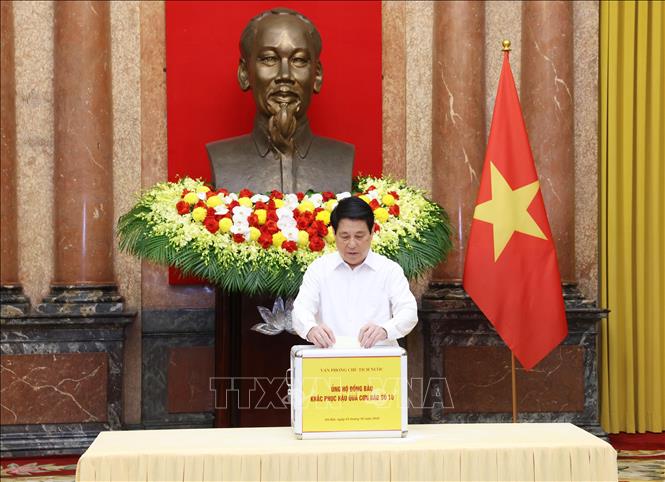 Chủ tịch nước Lương Cường quyên góp, ủng hộ đồng bào khắc phục hậu quả cơn bão số 10. Ảnh: Lâm Khánh - TTXVN