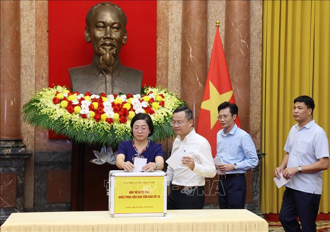 Cán bộ, nhân viên Văn phòng Chủ tịch nước quyên góp, ủng hộ đồng bào khắc phục hậu quả cơn bão số 10. Ảnh: Lâm Khánh - TTXVN