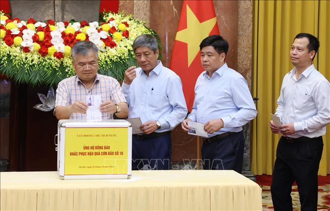 Lãnh đạo, cán bộ, nhân viên Văn phòng Chủ tịch nước quyên góp, ủng hộ đồng bào khắc phục hậu quả cơn bão số 10. Ảnh: Lâm Khánh - TTXVN