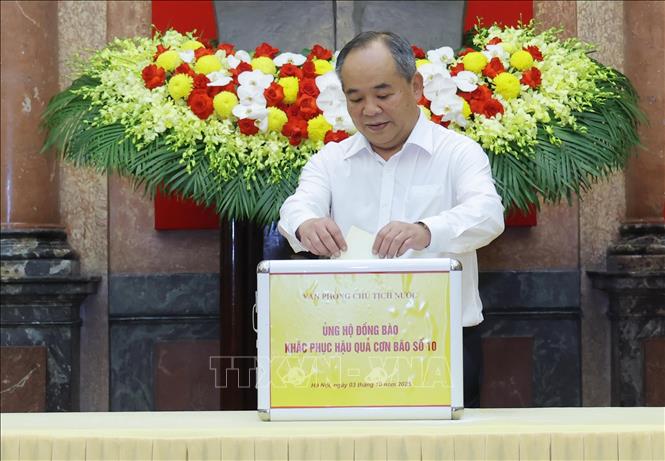 Chủ nhiệm Văn phòng Chủ tịch nước Lễ Khánh Hải quyên góp, ủng hộ đồng bào khắc phục hậu quả cơn bão số 10. Ảnh: Lâm Khánh - TTXVN