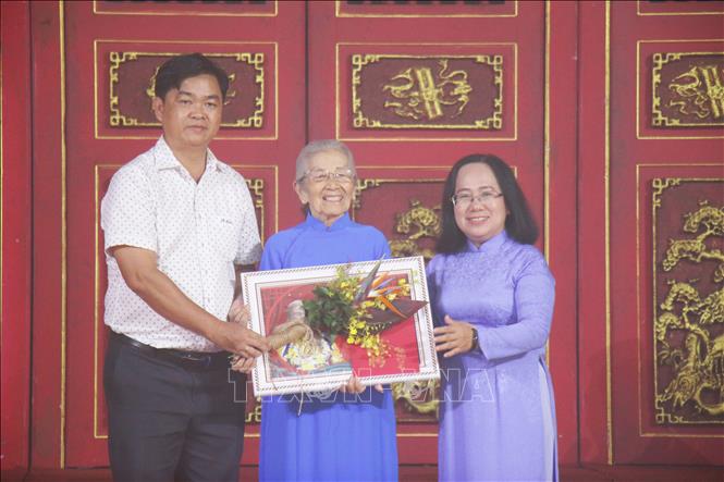 Vinh danh Nghệ sỹ Ưu tú Phi Điểu vì đã có nhiều đóng góp cho sân khấu. Ảnh: Thu Hương - TTXVN