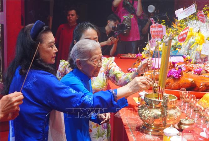 Các nghệ sĩ lão thành thắp hương nhân ngày giỗ tổ sân khấu. Ảnh: Thu Hương - TTXVN                               