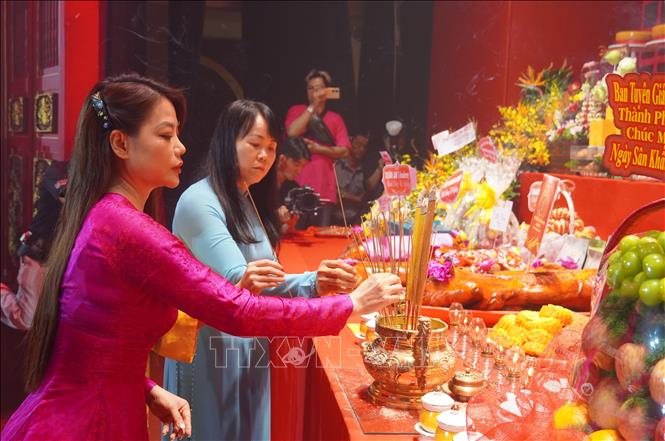 Diễn viên, đạo diễn Trương Ngọc Ánh dâng hương nhân ngày giỗ tổ sân khấu. Ảnh: Thu Hương - TTXVN                                            