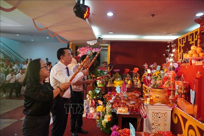 Lãnh đạo Thành phố Hồ Chí Minh dâng hương tại Nhà hát Cải lương Trần Hữu Trang nhân ngày giỗ tổ sân khấu. Ảnh: Thu Hương - TTXVN