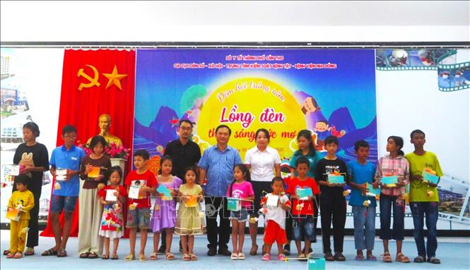 Tặng quà cho trẻ em. Ảnh: Ánh Tuyết - TTXVN