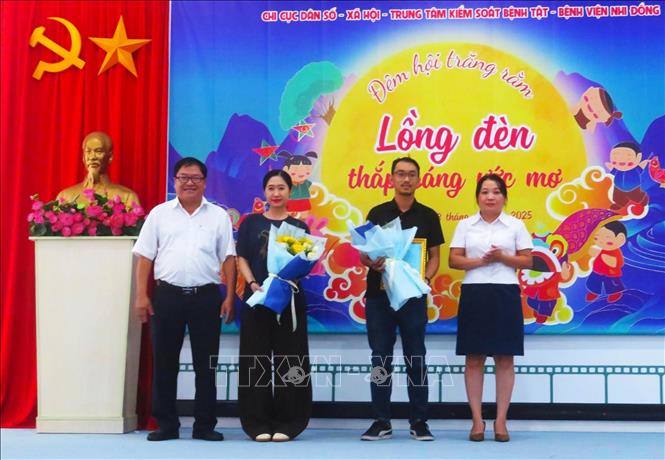 Trao hoa và thư cảm ơn cho các nhà tài trợ. Ảnh: Ánh Tuyết - TTXVN