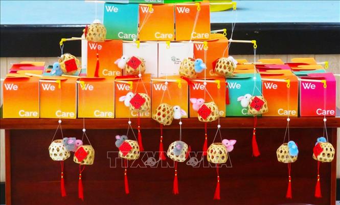 Nhiều phần quà Trung thu được Ban tổ chức chuẩn bị chu đáo. Ảnh: Ánh Tuyết - TTXVN