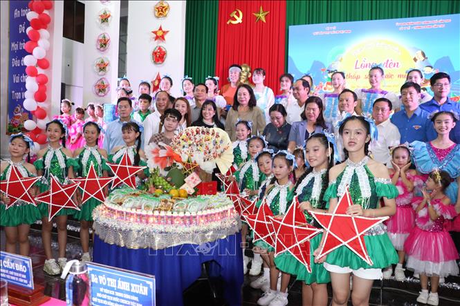 Phó Chủ tịch nước Võ Thị Ánh Xuân vui Tết Trung thu cùng Thiếu nhi Cần Thơ. Ảnh: Trung Hiếu-TTXVN