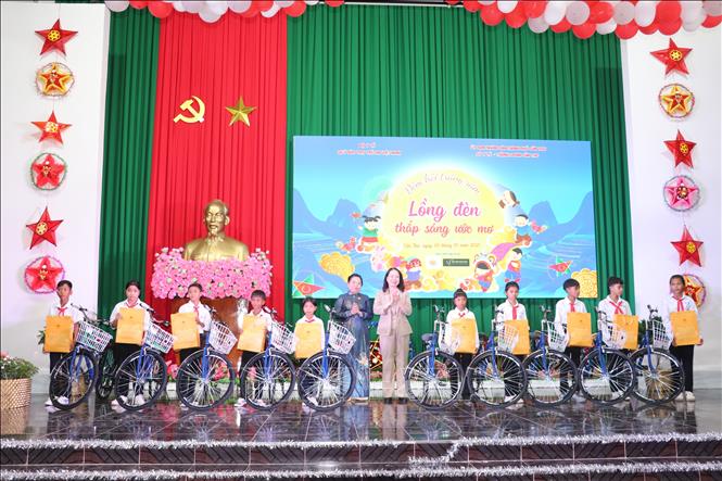 Phó Chủ tịch nước Võ Thị Ánh Xuân tặng xe đạp cho học sinh Cần Thơ. Ảnh: Trung Hiếu-TTXVN