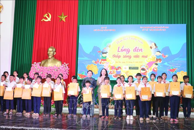 Phó Chủ tịch nước Võ Thị Ánh Xuân trao quà cho thiếu nhi Cần Thơ. Ảnh: Trung Hiếu-TTXVN