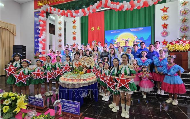 Phó Chủ tịch nước Võ Thị Ánh Xuân vui Tết Trung thu cùng thiếu nhi Cần Thơ. Ảnh: Trung Hiếu - TTXVN