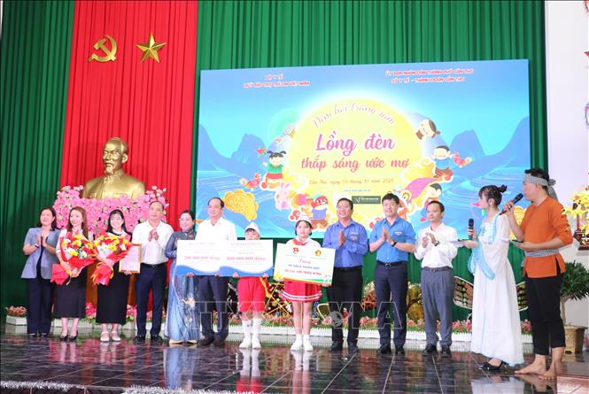 Trao quà cho thiếu nhi tại xã Long Phú, thành phố Cần Thơ. Ảnh: Trung Hiếu - TTXVN
