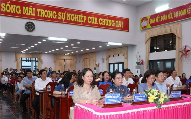 Phó Chủ tịch nước Võ Thị Ánh Xuân vui Tết Trung thu cùng thiếu nhi Cần Thơ. Ảnh: Trung Hiếu - TTXVN