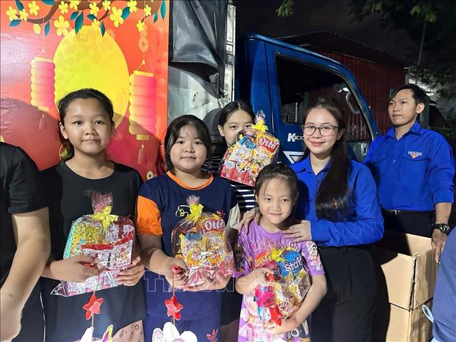 Chiếc xe tải nhỏ được trang trí rực rỡ với lồng đèn giấy, dây kim tuyến và mô hình chị Hằng, chú Cuội, thỏ Ngọc. Ảnh: Huyền Trang - TTXVN 