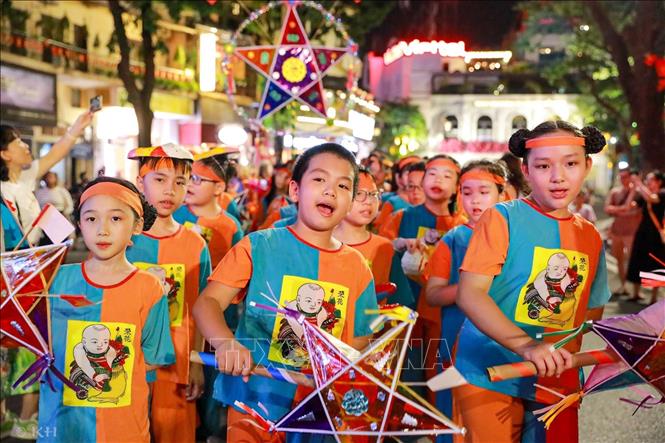 Lễ rước đèn “Đêm hội Trăng Rằm” quanh khu vực Hồ Hoàn Kiếm. Ảnh: Khánh Hoà - TTXVN