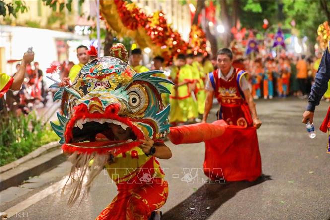 Lễ rước đèn “Đêm hội Trăng Rằm” quanh khu vực Hồ Hoàn Kiếm. Ảnh: Khánh Hoà - TTXVN