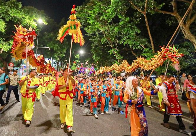 Lễ rước đèn “Đêm hội Trăng Rằm” quanh khu vực Hồ Hoàn Kiếm. Ảnh: Khánh Hoà - TTXVN