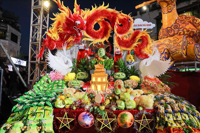 Các mâm cỗ Trung thu được trang trí cầu kì. Ảnh: Khánh Hoà - TTXVN