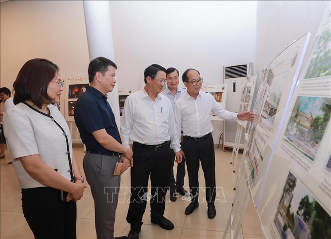 Các đại biểu xem các đề cử Giải Bùi Xuân Phái - Vì tình yêu Hà Nội lần thứ 18 năm 2025. Ảnh: Phan Phương – TTXVN