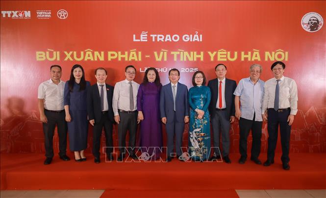 Các đại biểu chụp ảnh lưu niệm tại buổi lễ. Ảnh: Phan Phương - TTXVN