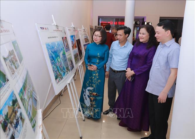 Các đại biểu xem các đề cử Giải Bùi Xuân Phái - Vì tình yêu Hà Nội lần thứ 18 năm 2025. Ảnh: Phan Phương – TTXVN