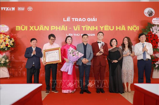 Giải Tác phẩm - Vì tình yêu Hà nội được trao cho 2 tác phẩm: Loạt tranh “Xuống phố” và vở nhạc kịch “Lửa từ đất”. Ảnh: Phan Phương - TTXVN 