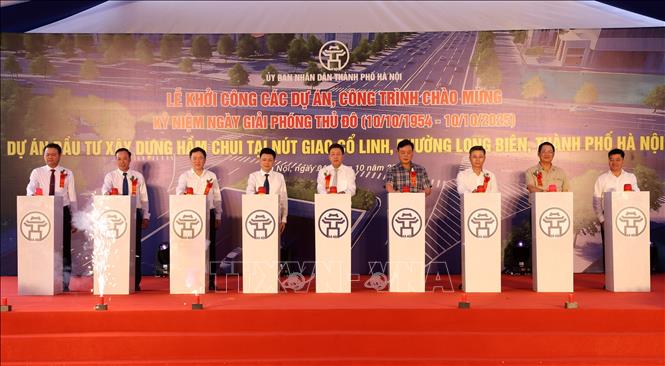 Các đại biểu thực hiện nghi thức ấn nút khởi công Dự án đầu tư xây dựng hầm chui tại nút giao Cổ Linh, phường Long Biên - công trình chào mừng kỷ niệm 71 năm Giải phóng Thủ đô (10/10/1954 - 10/10/2025). Ảnh: Quốc Khánh - TTXVN