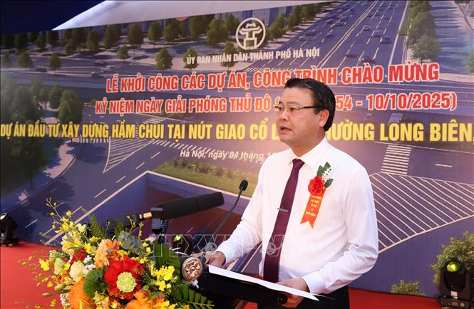 Ông Ngô Ngọc Vân, Giám đốc Ban Quản lý dự án đầu tư xây dựng công trình giao thông thành phố Hà Nội báo cáo quy trình dự án.Ảnh: Quốc Khánh - TTXVN