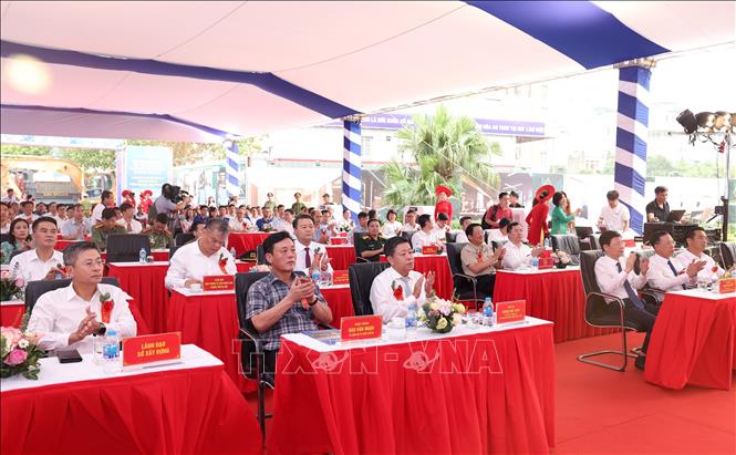 Các đại biểu dự Lễ khởi công Dự án đầu tư xây dựng hầm chui tại nút giao Cổ Linh, phường Long Biên (Hà Nội). Ảnh: Quốc Khánh - TTXVN