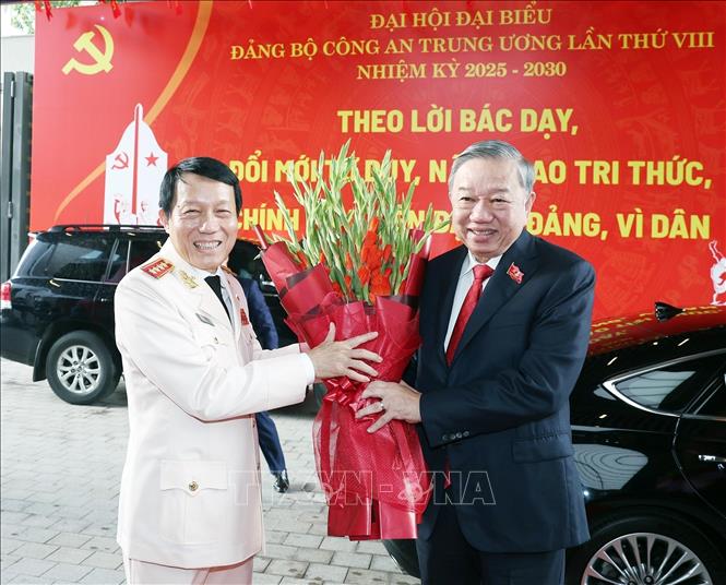 Đại tướng Lương Tam Quang, Ủy viên Bộ Chính trị, Bí thư Đảng ủy Công an Trung ương, Bộ trưởng Bộ Công an đón Tổng Bí thư Tô Lâm tới dự Đại hội đại biểu Đảng bộ Công an Trung ương lần thứ 8. Ảnh: Thống Nhất - TTXVN
