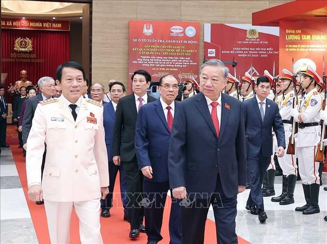 Tổng Bí thư Tô Lâm và các đồng chí Lãnh đạo, nguyên Lãnh đạo Đảng, Nhà nước dự Đại hội đại biểu Đảng bộ Công an Trung ương lần thứ 8, nhiệm kỳ 2025-2030. Ảnh: Thống Nhất - TTXVN