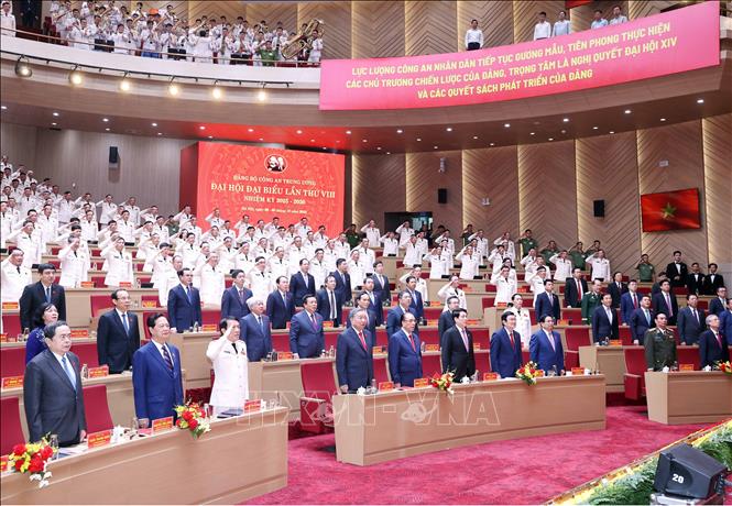 Tổng Bí thư Tô Lâm và các đại biểu thực hiện nghi lễ chào cờ. Ảnh: Thống Nhất - TTXVN