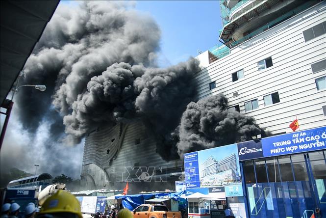 Cháy lớn tại Dự án Trung tâm cao ốc phức hợp Nguyễn Kim (đường Hải Phòng, thành phố Đà Nẵng). Ảnh: Khoa Chương - TTXVN